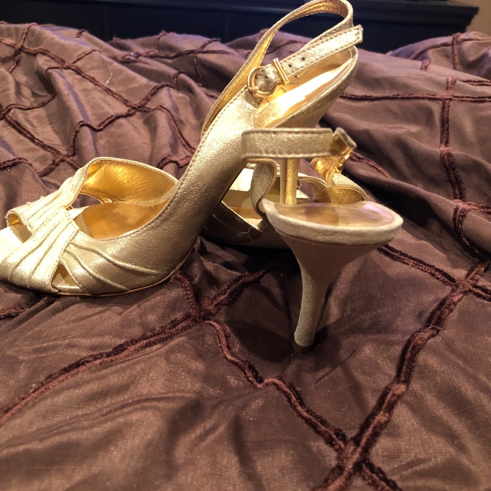 Like new ALDO Gold Heels size 8 - Picture 3 of 3